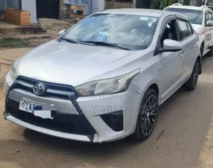 Photo - Toyota Yaris SE Hatchback 5dr 2016 Silver