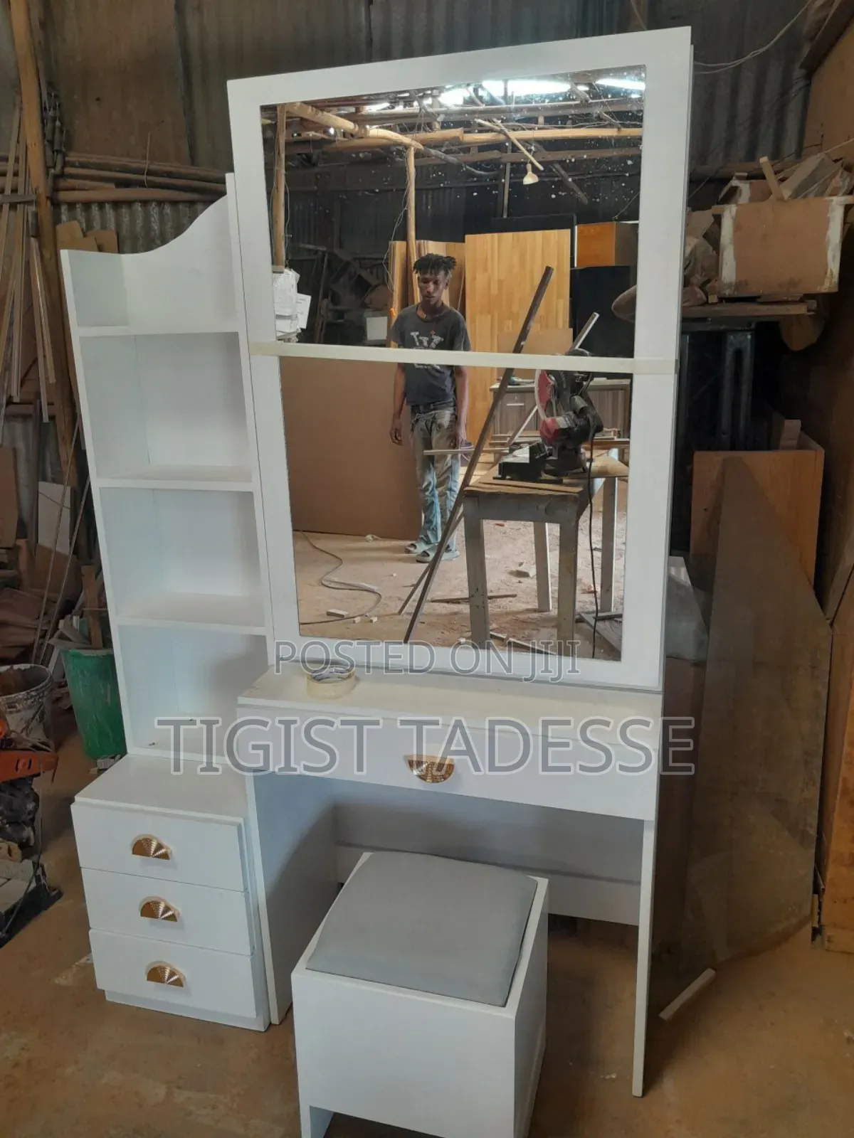 መዋቢያ ጠረጴዛ ከነ ወንበሩ