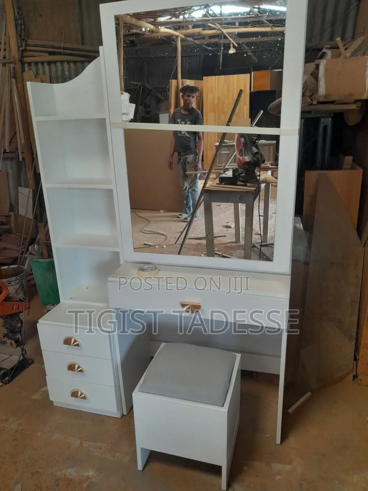 መዋቢያ ጠረጴዛ ከነ ወንበሩ