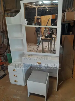 መዋቢያ ጠረጴዛ ከነ ወንበሩ