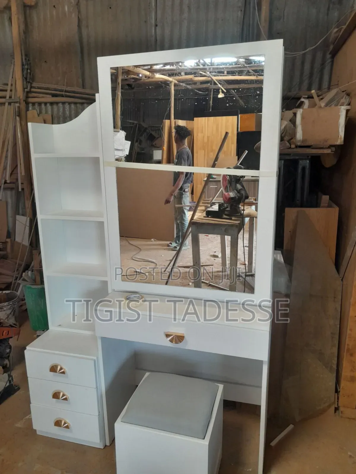 መዋቢያ ጠረጴዛ ከነ ወንበሩ