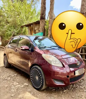 Photo - Toyota Yaris 2010 Burgundy