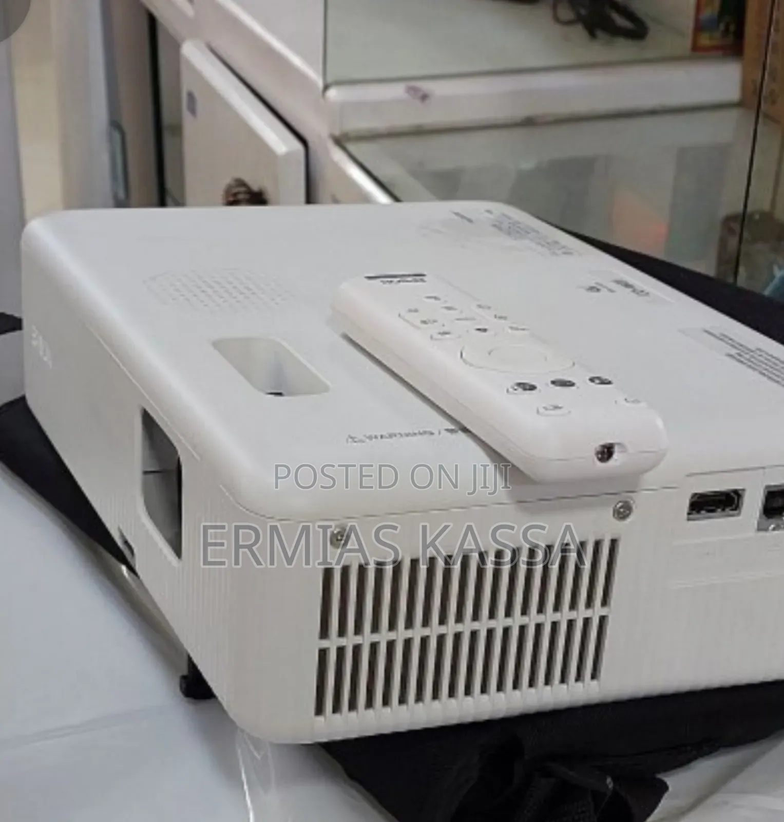 Brand New Epson Projector Co-W01 With Bag and Remote