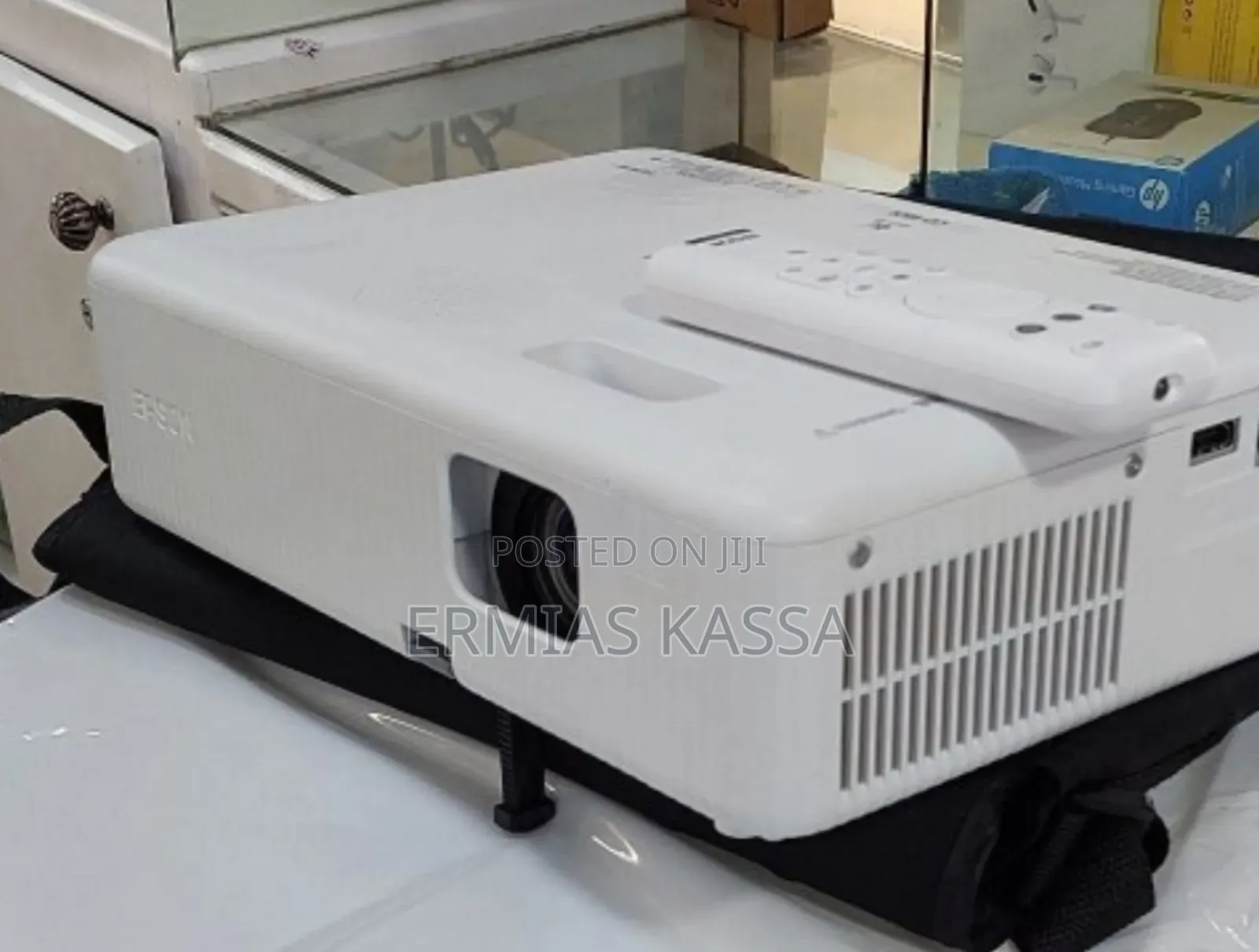 Brand New Epson Projector Co-W01 With Bag and Remote