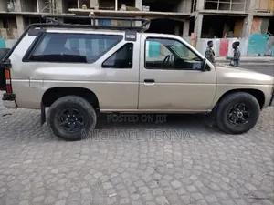 Nissan Pathfinder 1991 Gold