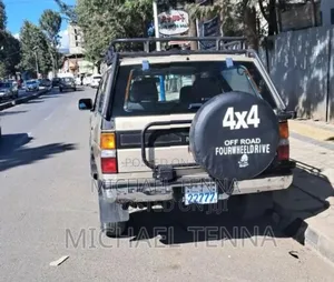 Nissan Pathfinder 1991 Gold