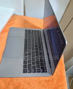 New Laptop Apple MacBook Pro 2017 16GB Intel Core I5 SSD 256GB