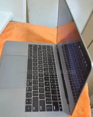 New Laptop Apple MacBook Pro 2017 16GB Intel Core I5 SSD 256GB