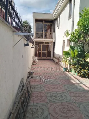 5bdrm House in የታደሰ የአያት ቤት ኮፓውንድ, Bole for sale