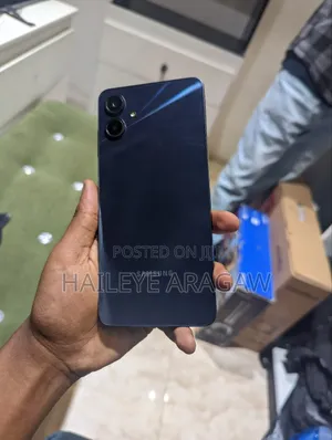 Photo - New Samsung Galaxy A06 64 GB Black