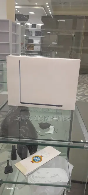 New Laptop Apple MacBook Air 2024 M3 13-Inch 16GB Apple M4 SSD 256GB