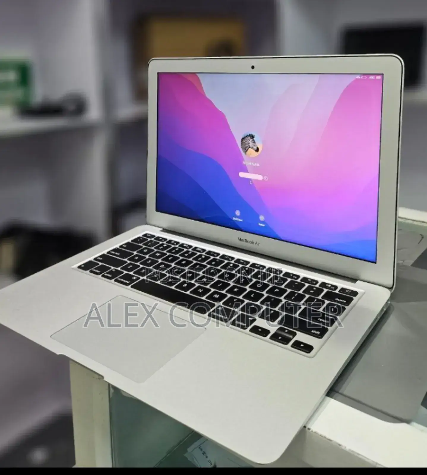 New Laptop Apple MacBook Pro 2017 8GB Intel Core I5 SSD 128GB