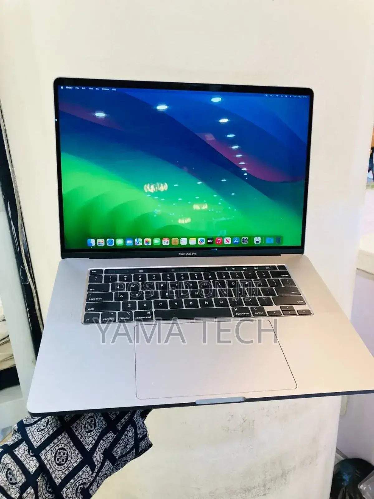New Laptop Apple MacBook Pro 2019 16GB Intel Core I7 SSD 512GB