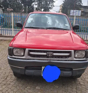 Toyota Hilux 2000 Red