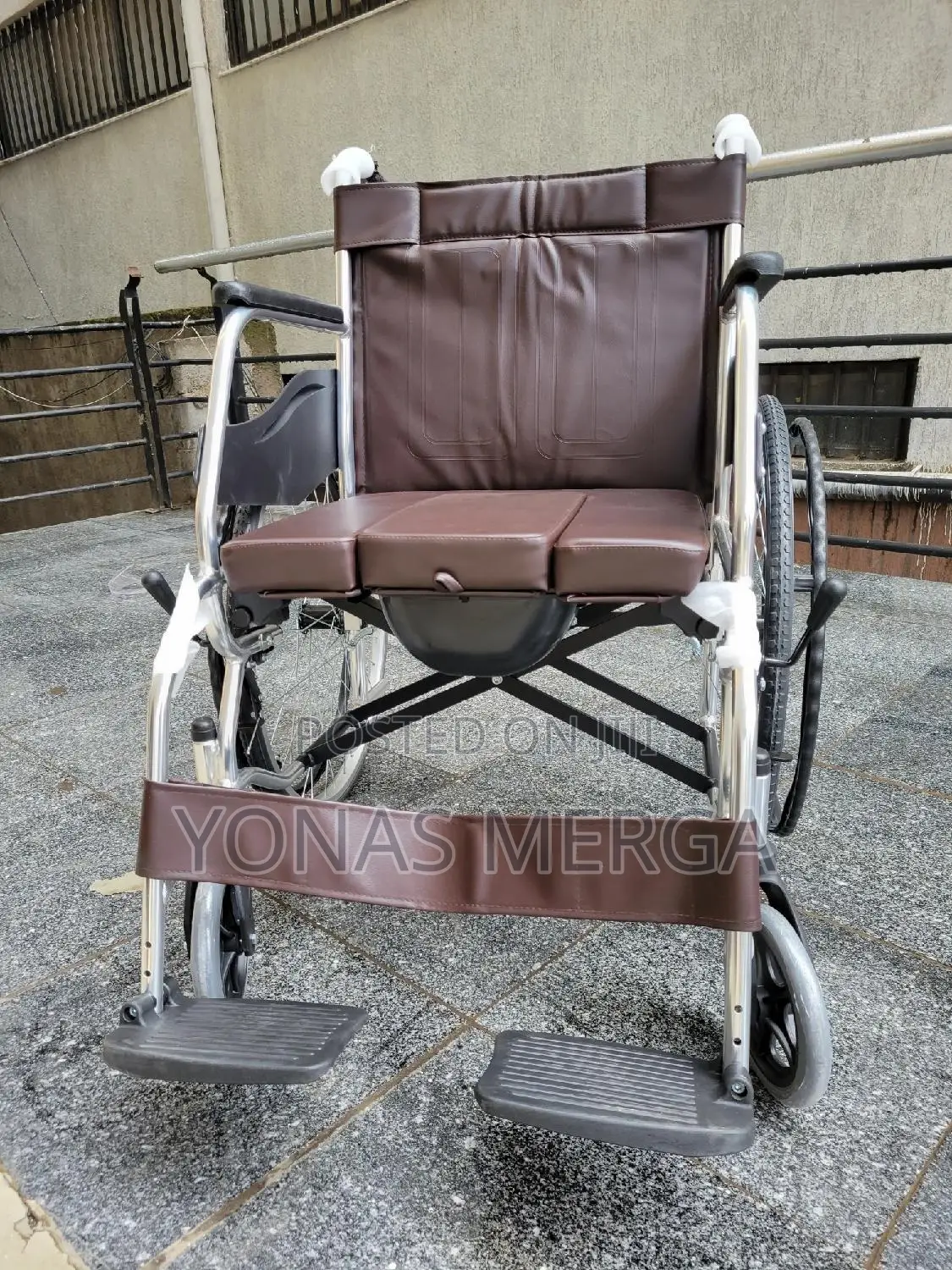 Toilet Wheelchair፮尟wheelchair Has a Stylish Silver Design