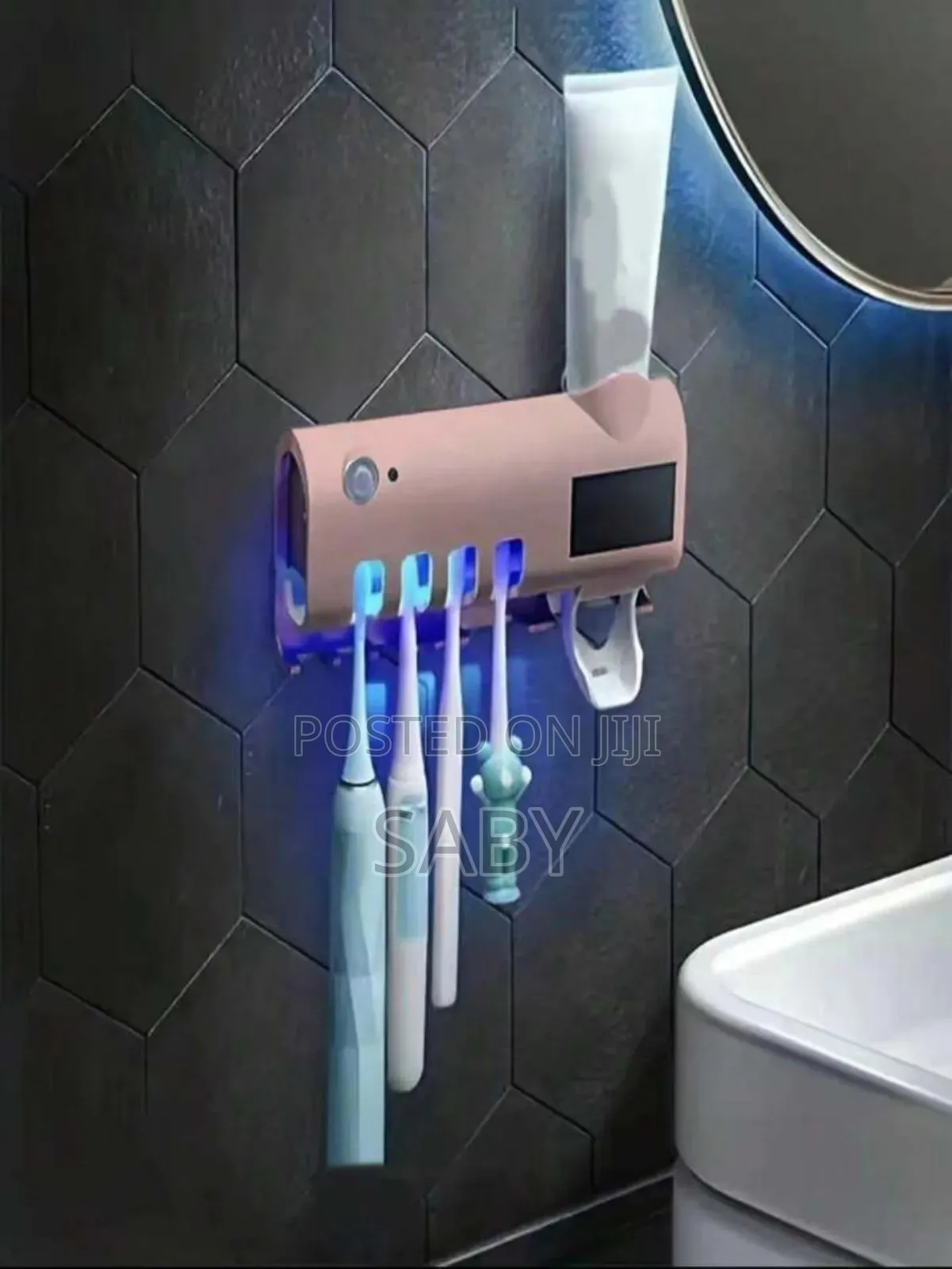 ግድግዳ ላይ የራሱ መለጠፊያ ያለው Toothbrush Sterilizer Dispenser