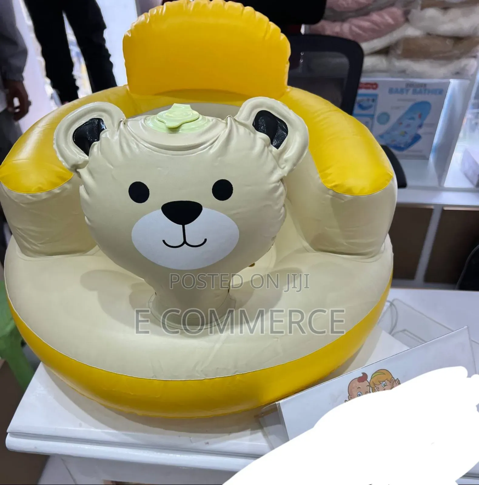 ልጆች በ አየር የሚሞላ ሶፋ