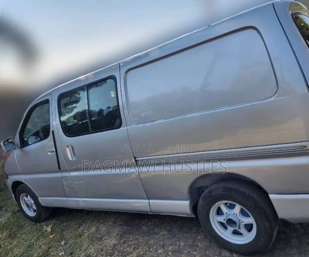 Toyota HiAce 2000 Silver