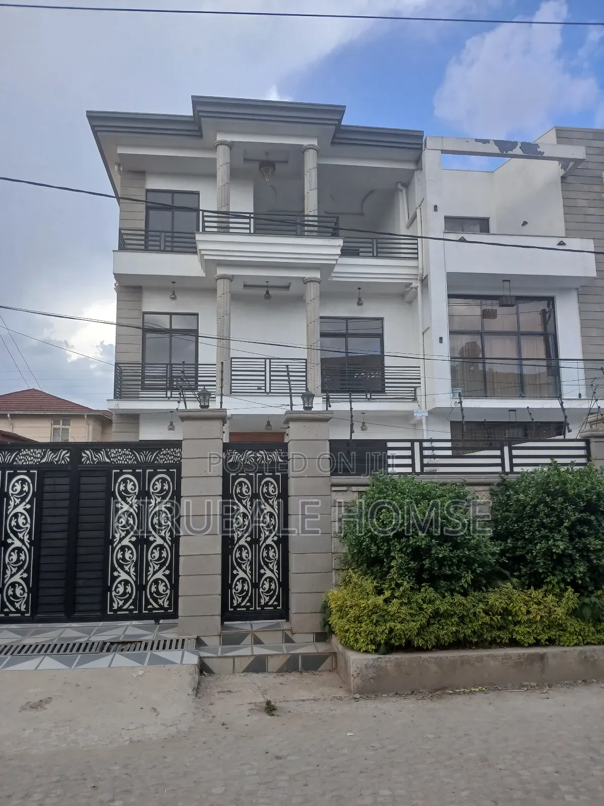 8bdrm Villa in Bole for sale