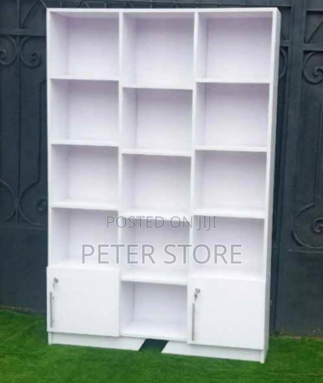 Shelf በ Laminated MDF