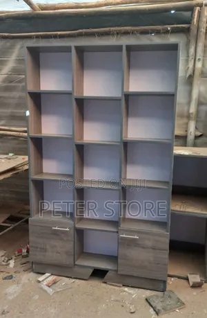 Shelf በ Laminated MDF