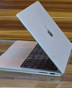 Photo - New Laptop Apple MacBook 8GB Apple M3 SSD 512GB