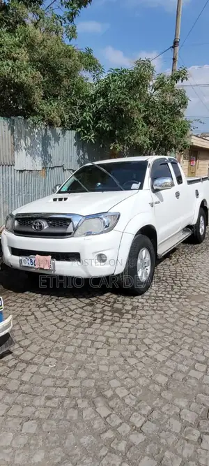 Photo - Toyota Hilux 2010 White