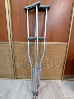 Photo - Under the User's Arm Crutches፵塌injured Foot or Leg Crutches
