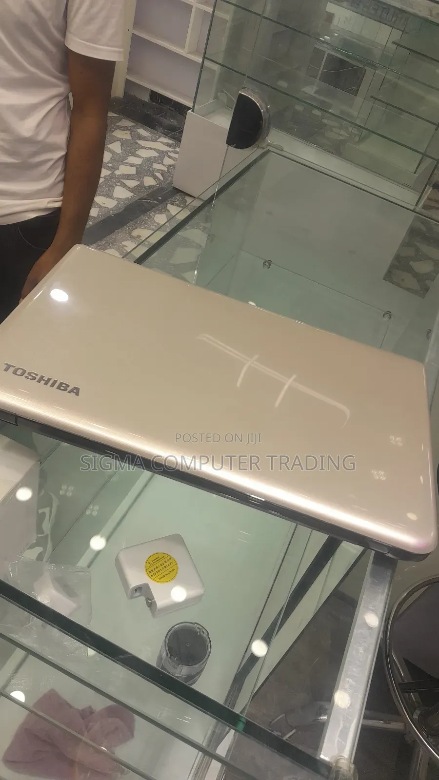 New Laptop Toshiba Satellite L70 8GB Intel Core I3 HDD 1T