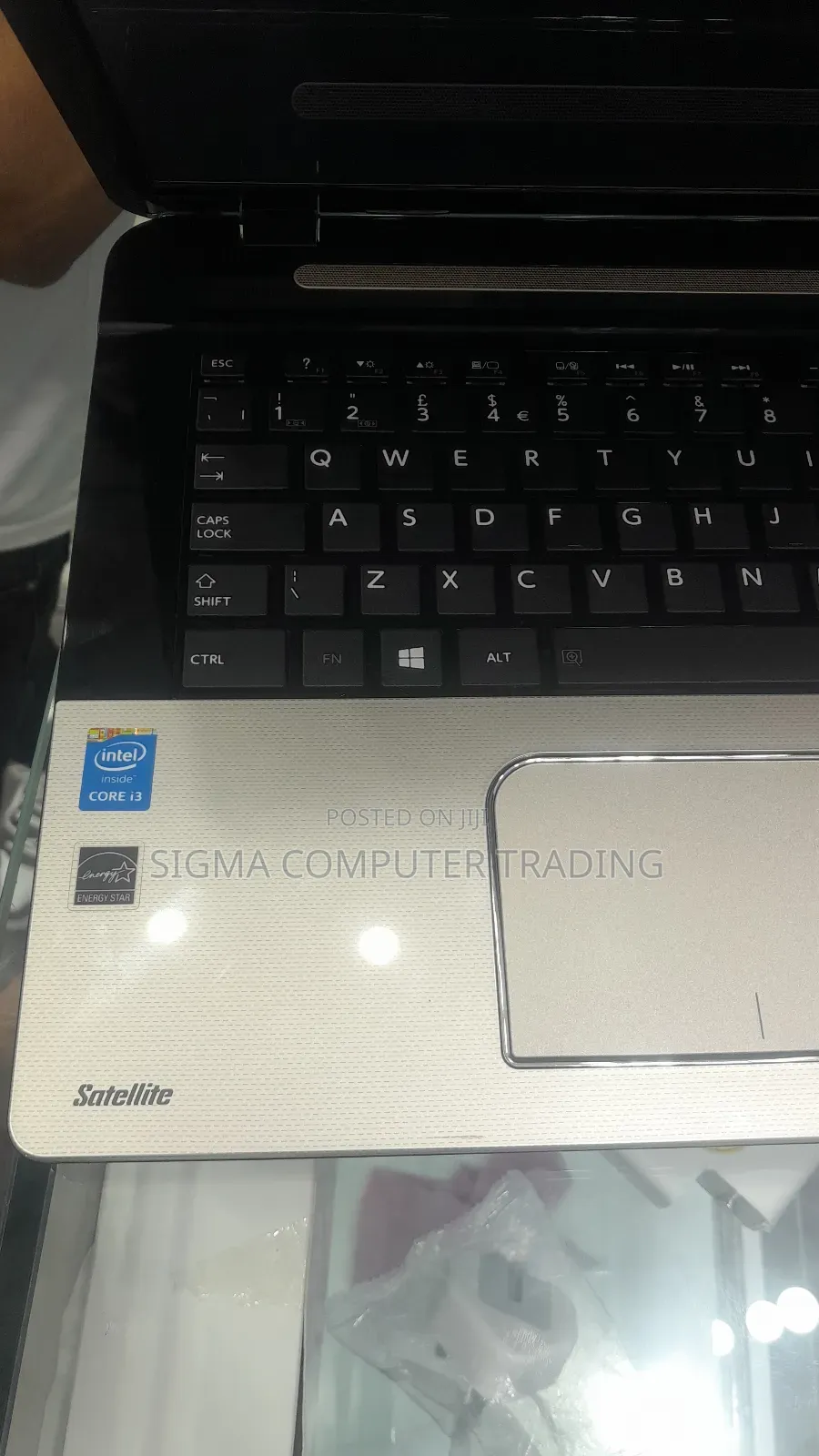New Laptop Toshiba Satellite L70 8GB Intel Core I3 HDD 1T