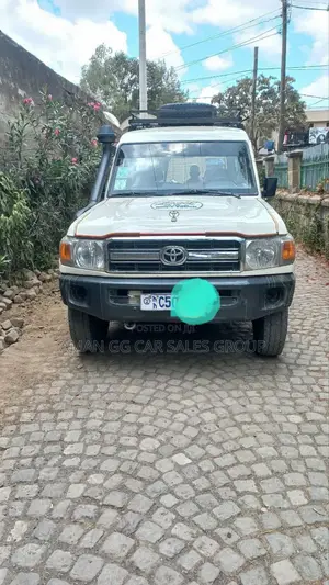 Photo - Toyota Land Cruiser 2012 White