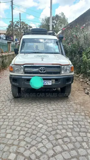 Toyota Land Cruiser 2012 White