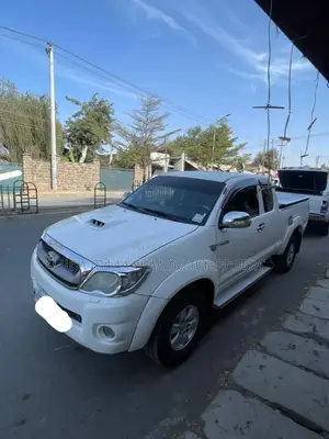 Photo - Toyota Hilux 2010 Ivory