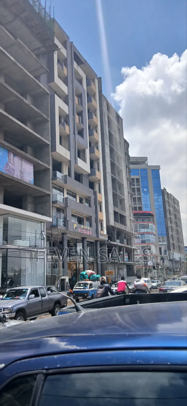 በመሀል 22 የንግድ ሱቅ