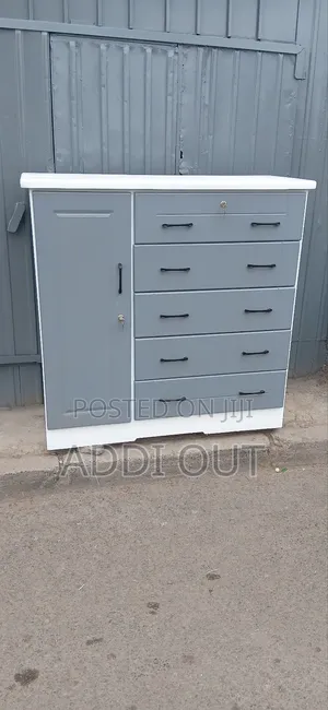 የልብስ መስቀያ ያለው ሸሚዝ ኮሞ