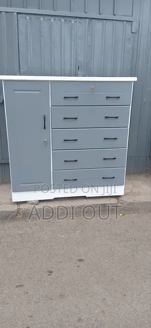 የልብስ መስቀያ ያለው ሸሚዝ ኮሞ