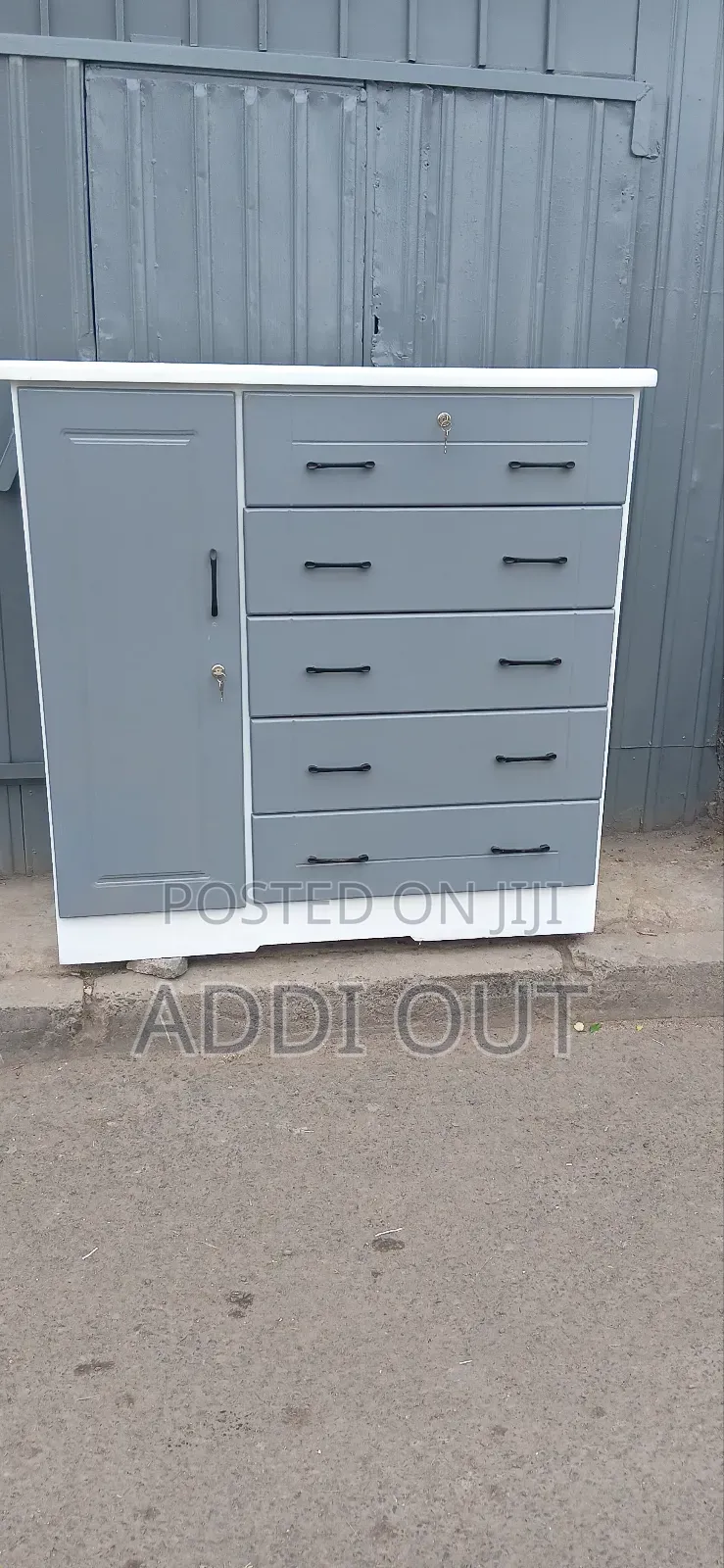 የልብስ መስቀያ ያለው ሸሚዝ ኮሞ