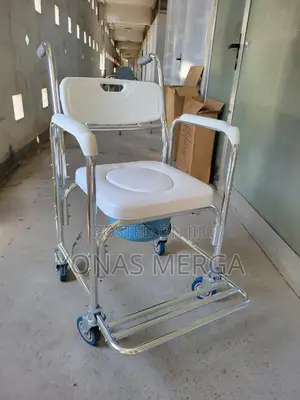 Photo - Commode Chair Use Effortlessly፪ðtoilet Chair剛equipped Brake