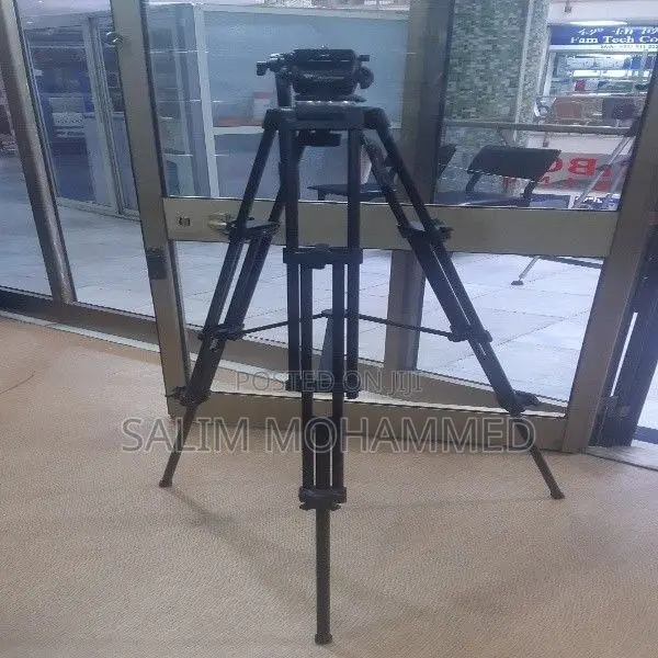 W717 Tripod