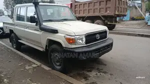 Photo - Toyota Land Cruiser 2022 White