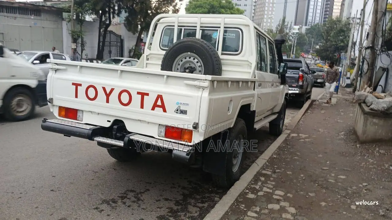 Toyota Land Cruiser 2022 White