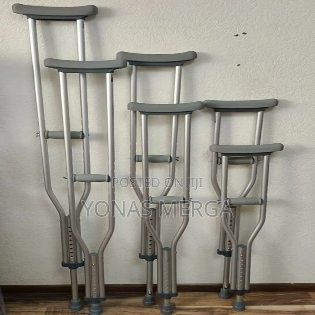 Pair of Aluminum Crutche፭榖frame to Assist People During Walk