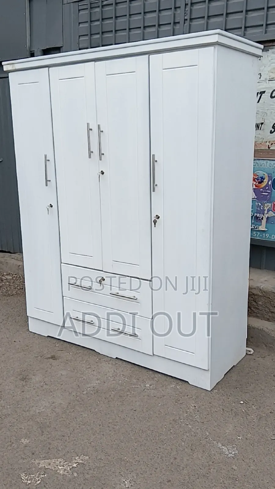 1.50 ነጭ ቁምሳጥን