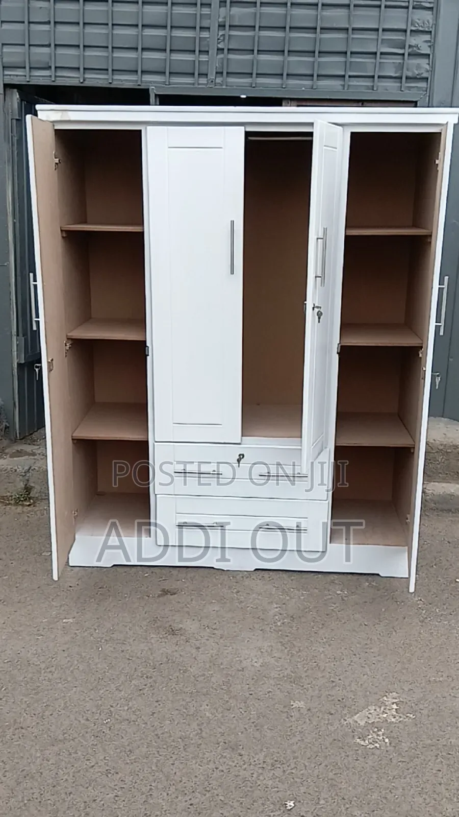 1.50 ነጭ ቁምሳጥን