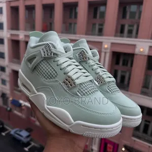 Photo - Air Jordan 4