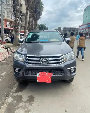 Photo - Toyota Hilux 2020 Gray
