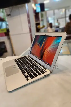 New Laptop Apple MacBook 4GB Intel Core I5 SSD 128GB