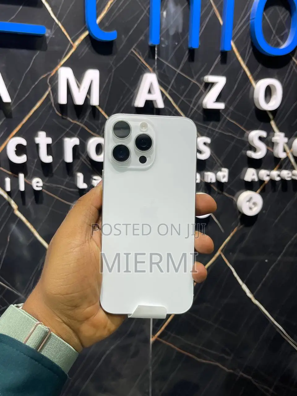 New Apple iPhone 16 Pro Max 1 TB White