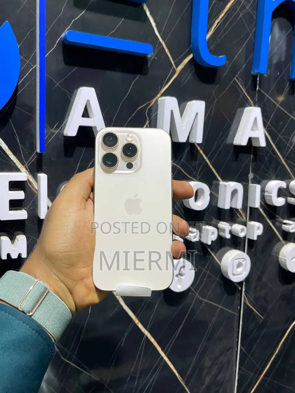 New Apple iPhone 16 Pro 128 GB Gold