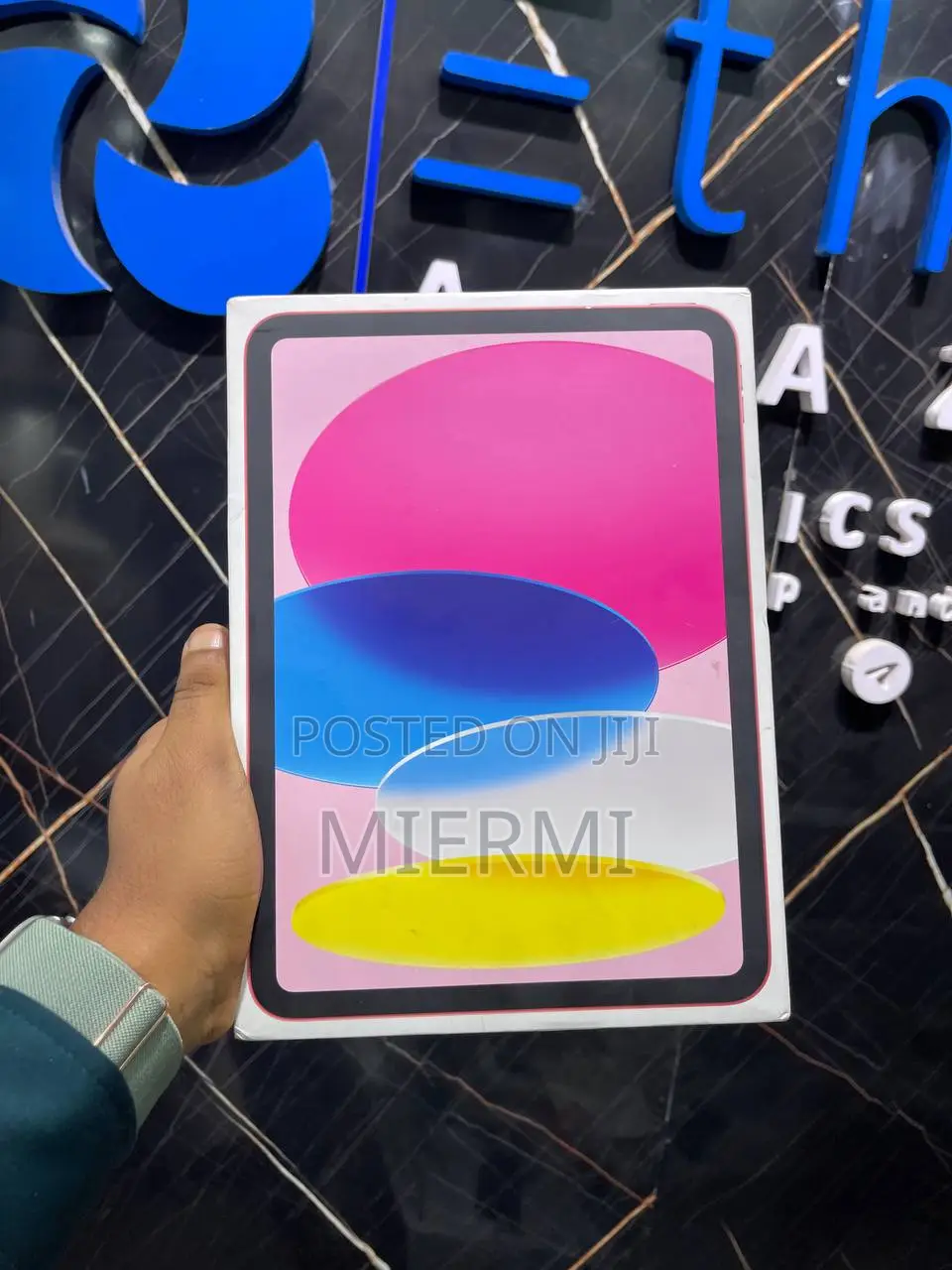 New Apple iPad (2025) 128 GB Red